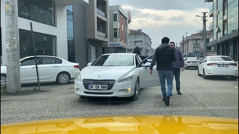 Düzce’de, taksi şoförünün kendisine yol veren sürücüye teşekkürü