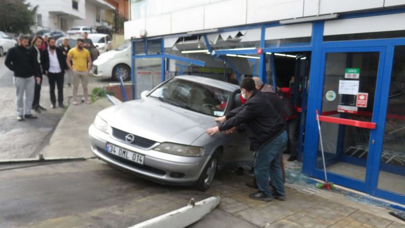 Ataşehir’de, geri kayan otomobil markete girdi