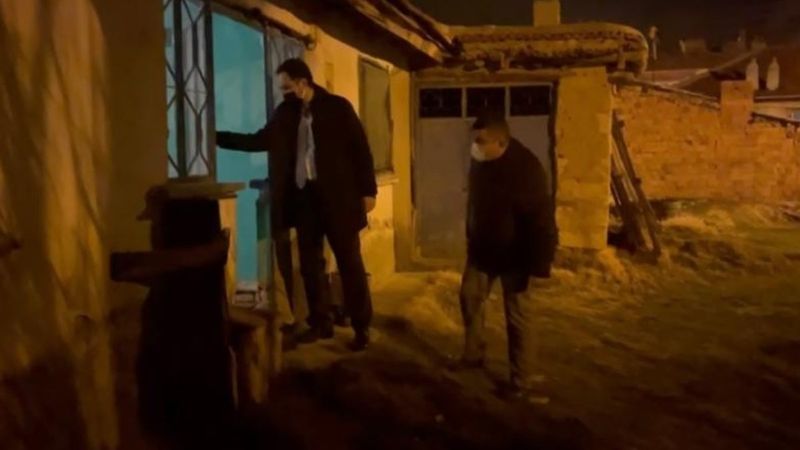 Afyonkarahisar'da evlerin kapısına erzak bırakan kişi kaymakam çıktı