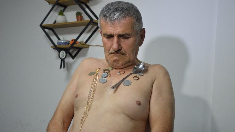 Sakarya'da mıknatıs adamı görenler şaşırıyor