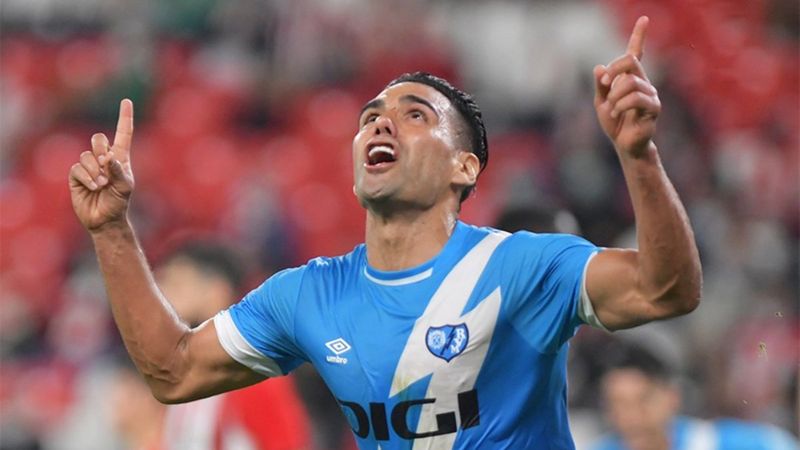 Falcao imzayı atıyor