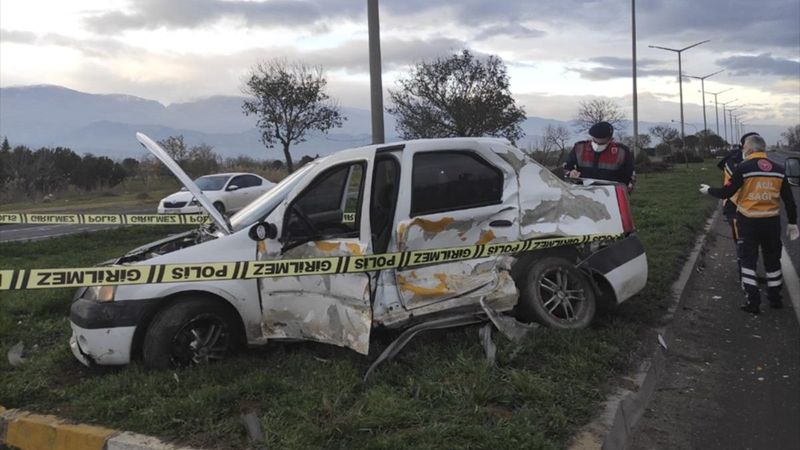 Manisa'da tırla çarpışan otomobil sürücüsü kurtarılamadı