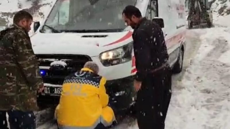 Adana'da kazaya yetişirken karlı yola takılan ambulansa çiftçi yardımı