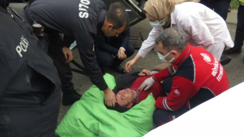 Ümraniye'de polis memuru idaresindeki araç takla attı