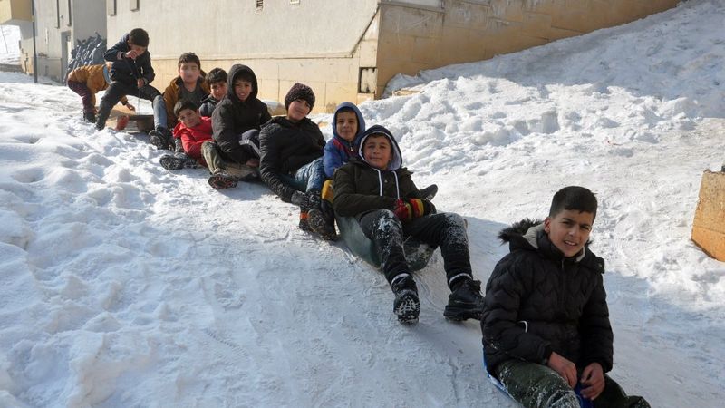 Yüksekovalı çocuklar kar keyfi yaşadı