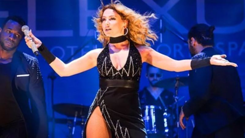 2022'nin seksi trendi: Vulva çatalı dekoltesi! Ünlü isimler çoktan poz verdi...