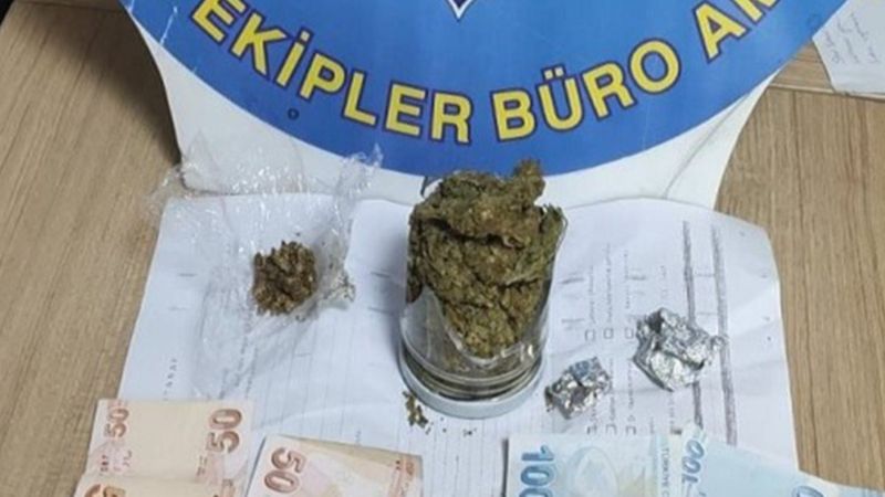 İzmir'de polisi görünce araçtan fırlatılan kavanozdan esrar çıktı