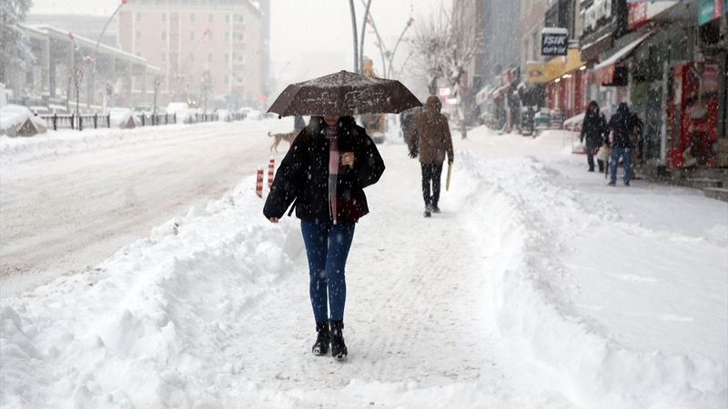 Muş'ta 261 köy yolu ulaşıma kapandı
