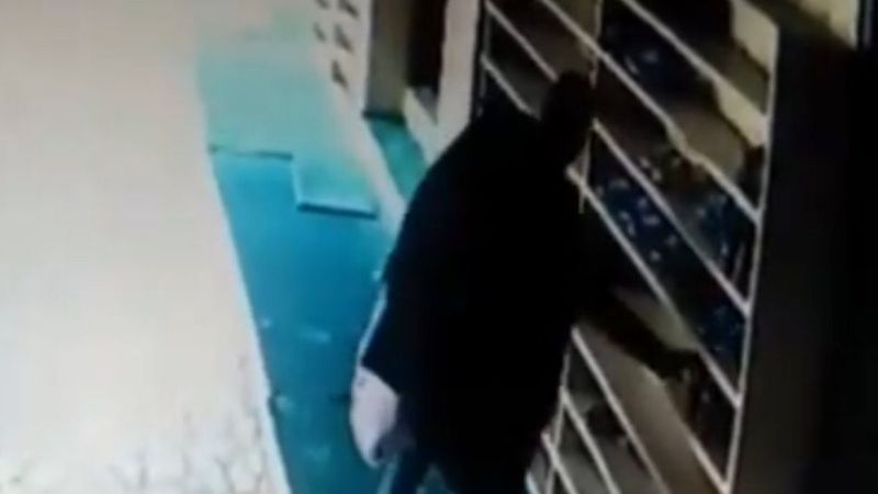 Batman'da cemaatin namaza durmasını fırsat bilen hırsız kamerada