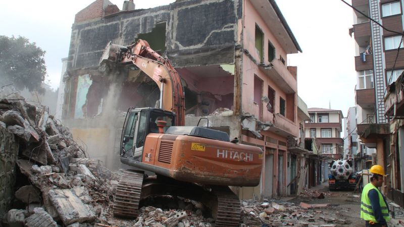 Rize’de, dere yatağındaki yapıların yıkımına başlandı