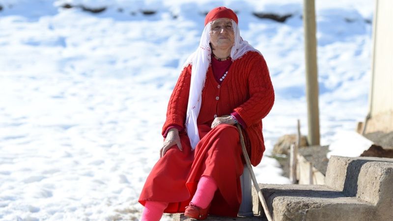 Bingöllü kadın çocukken gördüğü rüya etkisiyle 67 yıldır kırmızı giyiyor