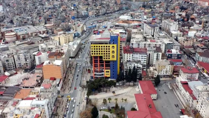 Dünyanın en saçma binasının yıkımı başladı