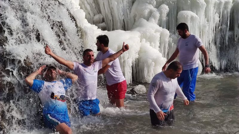 Van Gölü aktivistleri donan Muradiye şelalesinde yüzdü