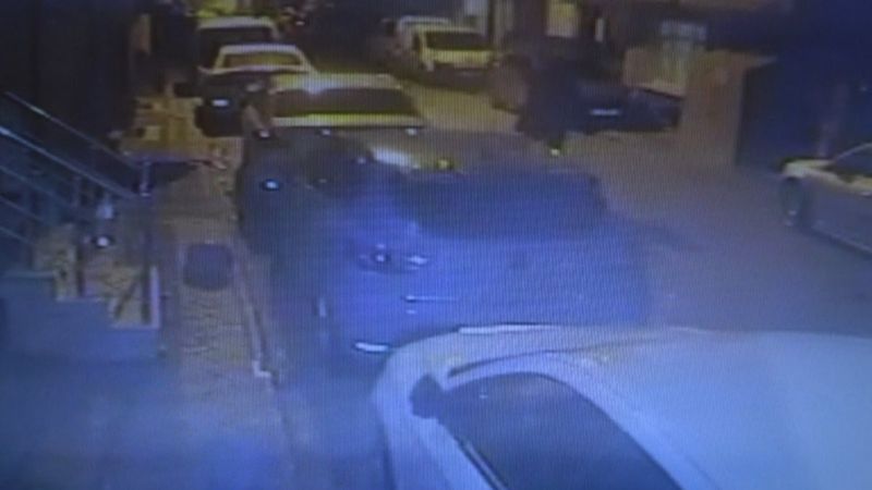 Sultangazi’de, park halindeki otomobile silahlı saldırı anları
