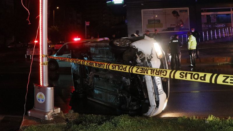 Adana'da polisten kaçarken sinyalizasyon direğine çarpıp takla attılar