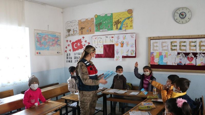 Bitlis'te askerler öğrencilere kırtasiye malzemesi dağıttı