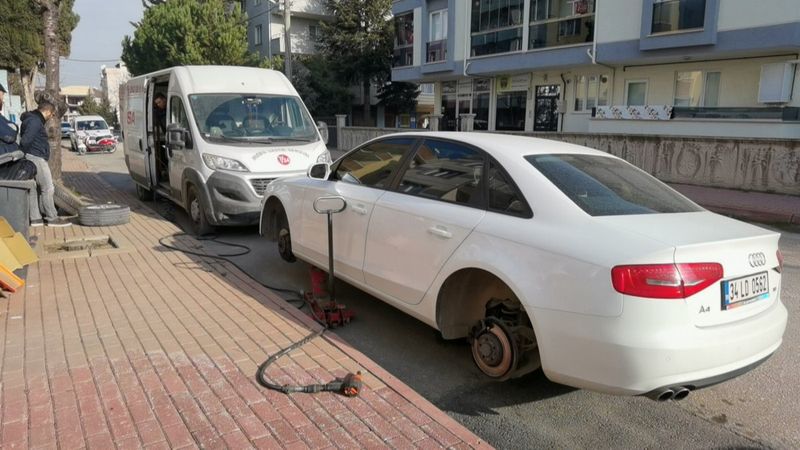 Bursa'da sevgilisiyle tartıştı, 13 aracın lastiklerini kesti