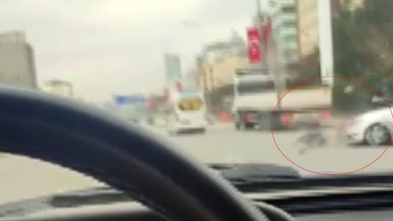 Gaziantep'te motosikletlinin havada taklalar attığı kaza kamerada