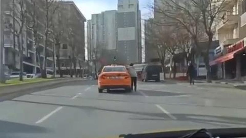 İstanbul'daki patenli genç, taksiye tutunarak yolculuk yaptı