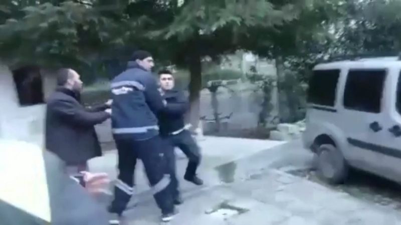Güvenlik görevlisi Başakşehir'de kuryelere saldırdı
