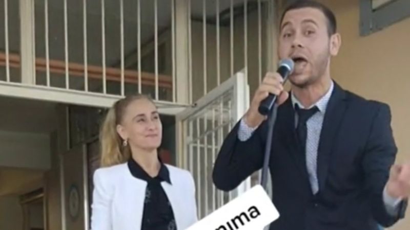 Tören öncesi öğrencilerle şarkı söyleyen öğretmen, müdireye yakalandı