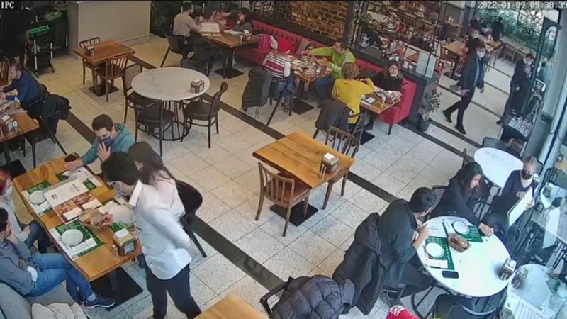 Kadıköy'de hesap ödemeden kaçan kadınlar kamerada