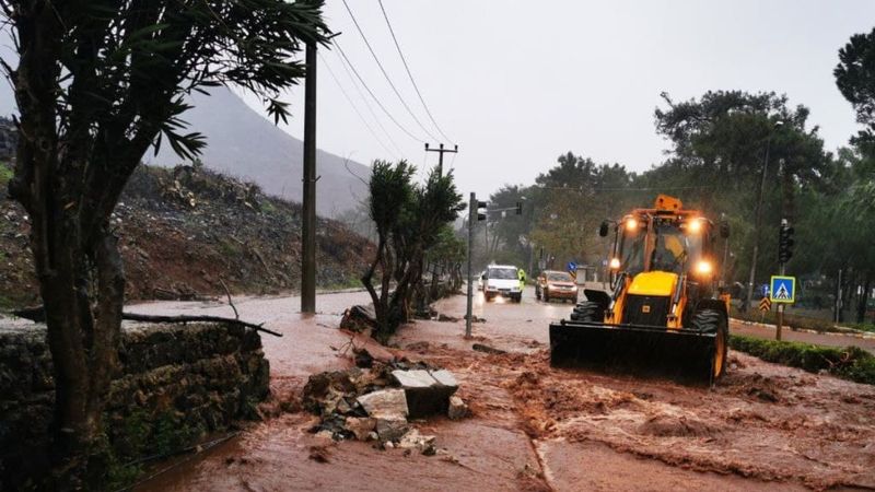 Marmaris'te şiddetli yağış istinat duvarını yıktı