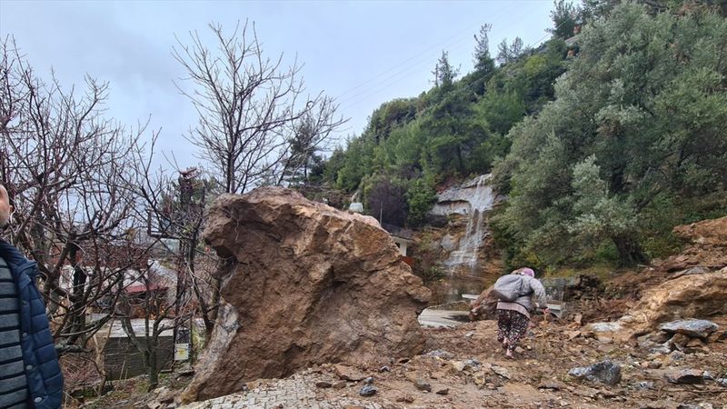 Alanya'da dağdan düşen kaya parçaları evi yıktı