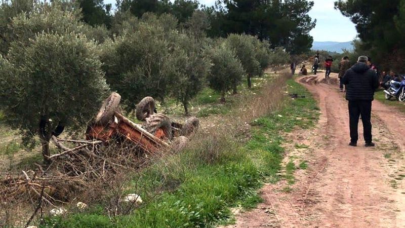 Manisa'da devrilen traktörün sürücüsü öldü