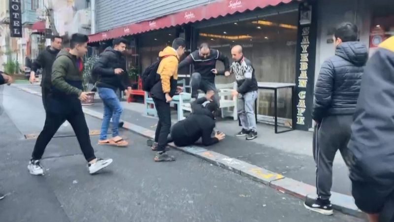 Fatih’te, çorap dolu poşeti çalan hırsıza dayak kamerada