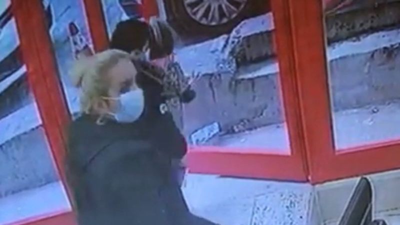 Beyoğlu'nda iki çocuk annesinin hırsızlık anı kamerada