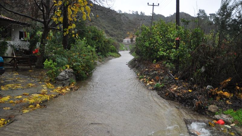 Muğla'da şiddetini arttıran sağanak yağış taşkınlara sebep oldu