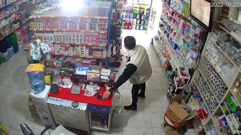 Esenyurt'ta esnafın depoya inmesiyle telefon çalan hırsız kamerada