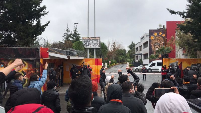 Galatasaray taraftarı Florya'da yönetimi istifaya davet etti