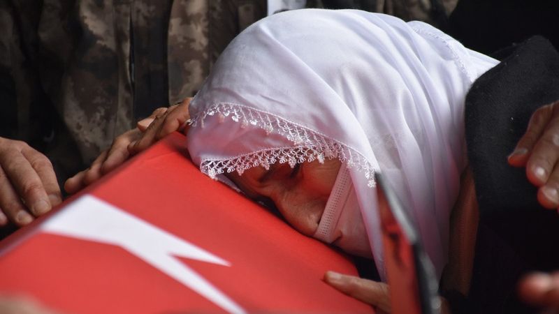Hakkari'de silah kazasında ölen polis, son yolculuğuna uğurlandı