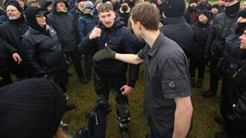 Aşı karşıtı İngiliz grup askeri eğitim alıyor