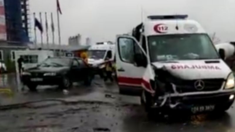 Başakşehir'de ambulans ile otomobil çarpıştı