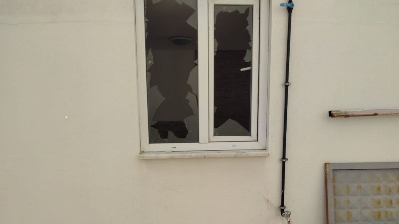 Antalya'da artan kiraya sinirlendi, canlı yayında ev duvarlarını satırla parçaladı