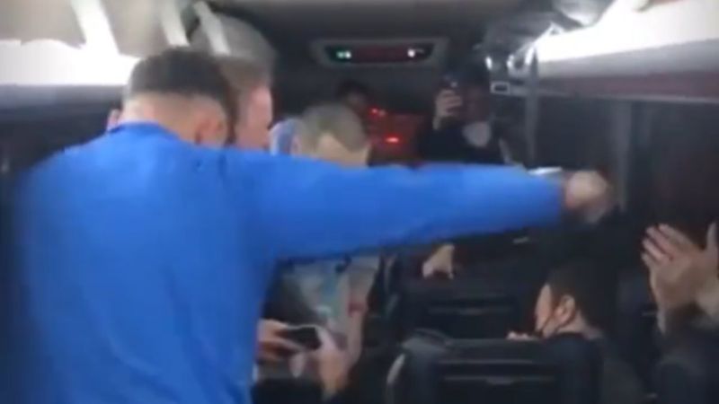 Adana Demirsporlu futbolcular Fenerbahçe galibiyetini kolbastı ile kutladı