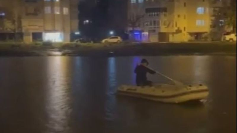 Antalya’da sağanak sonrası biriken suda botuyla yüzdü