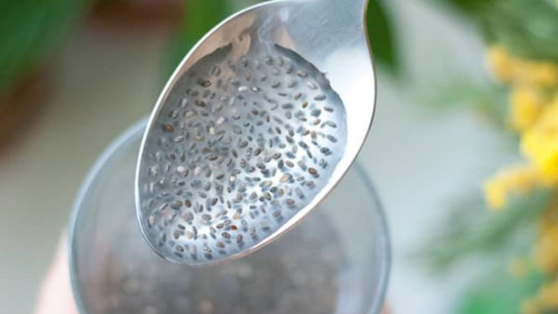 Chia tohumunu bir bardak suya atıp sabahları içerseniz...