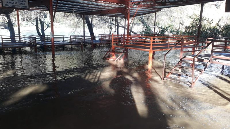 Antalya'da sağanak sonrası restoran sular altında kaldı