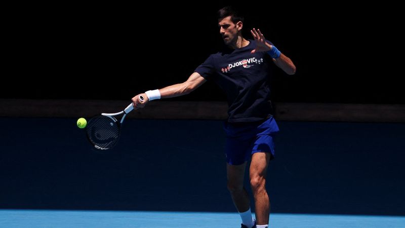 Djokovic, vize iptali sonrası basına açık antreman yaptı