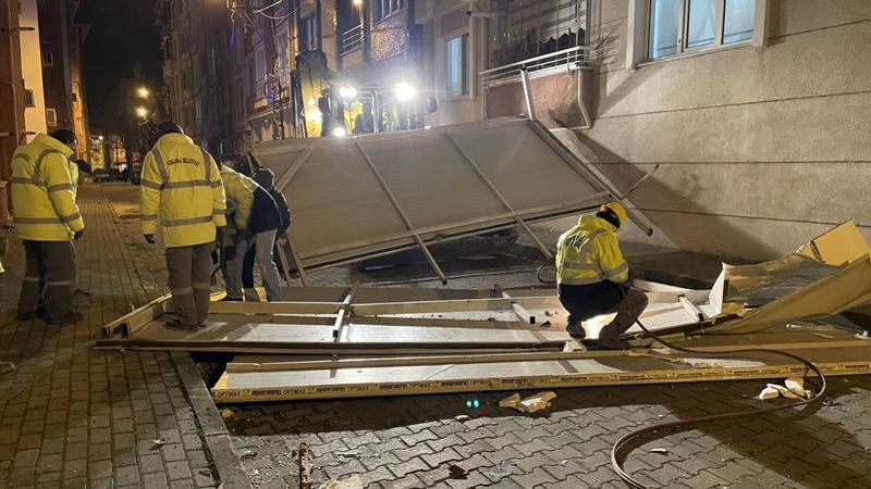 Kırklareli'nde çıkan fırtına çatıları uçurdu