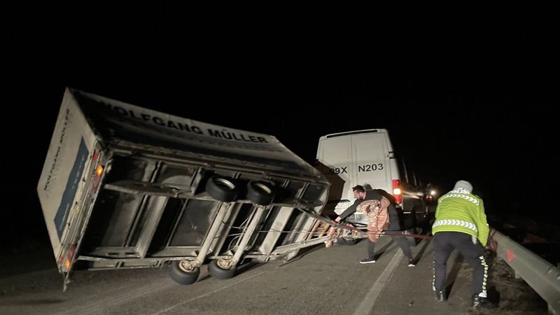 Edirne'de yan yatan römork trafiği aksattı
