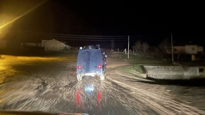 Ankara'da bir kişi polis aracını çalıp, bir polisi yaraladı