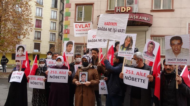 Evlat nöbetine, bir aile daha katıldı