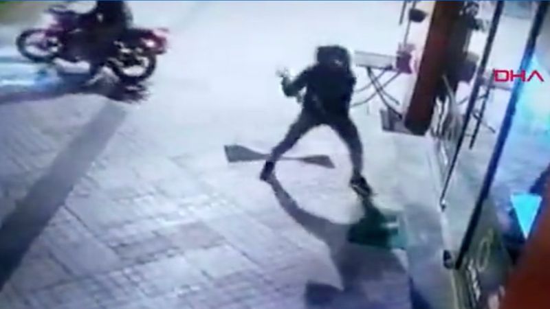 Tekirdağ’da, balyoz ile camı kırıp kuyumcuya girdiler