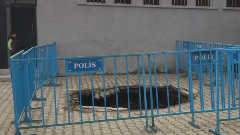 Manisa'da okul bahçesinde 2 metre derinliğinde çökme