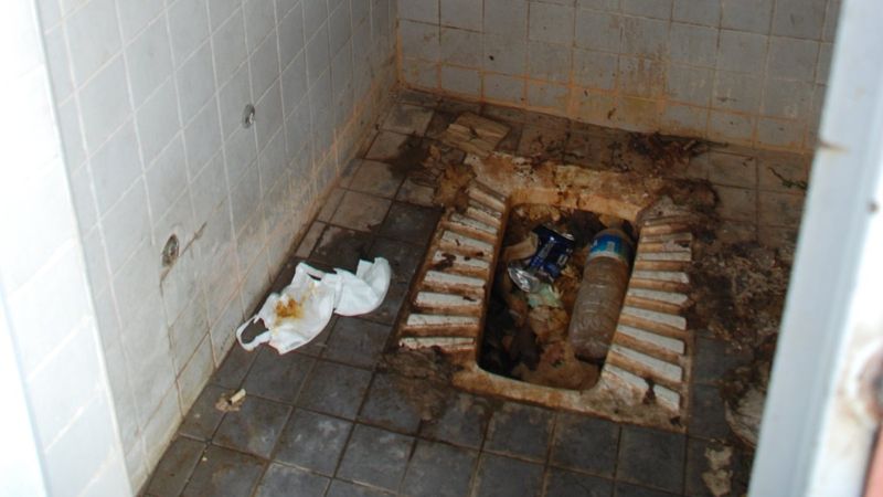 Bornova'da bakım yapılması beklenen tuvalet yıkıldı